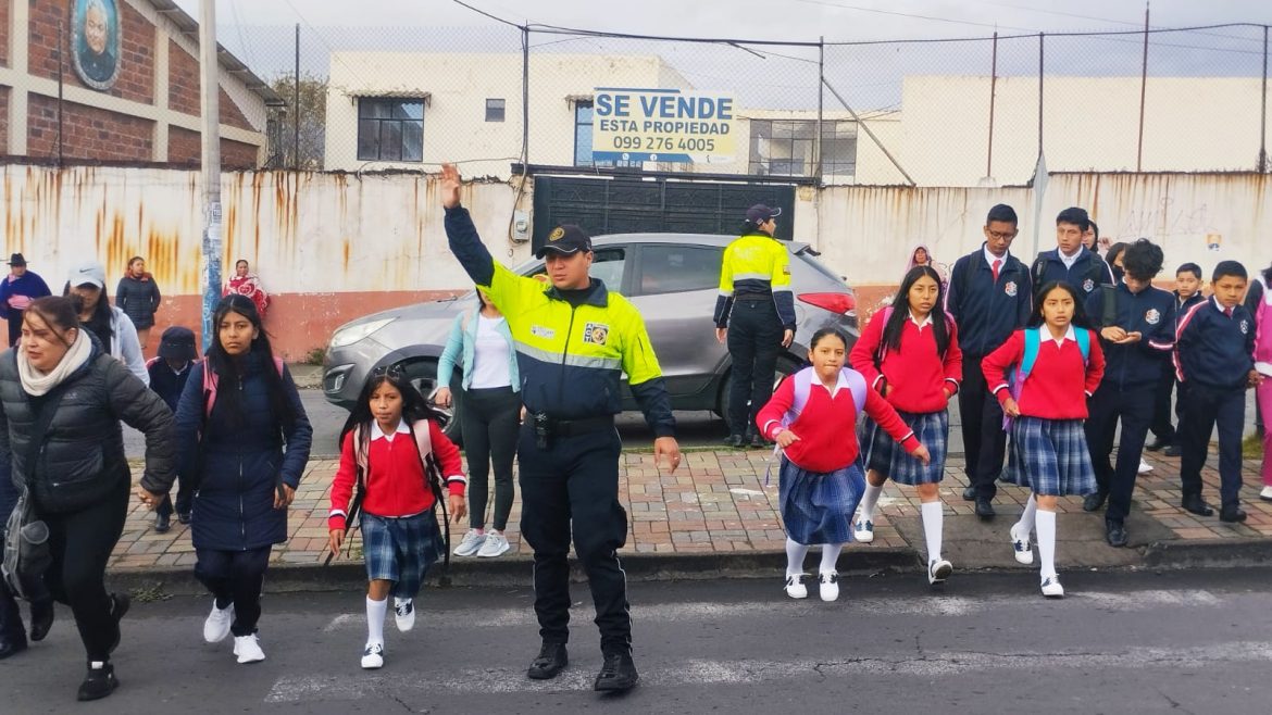 AGENTES CIVILES DE TRÁNSITO REALIZAN CONTROLES PREVENTIVOS FUERA DE LAS UNIDADES EDUCATIVAS