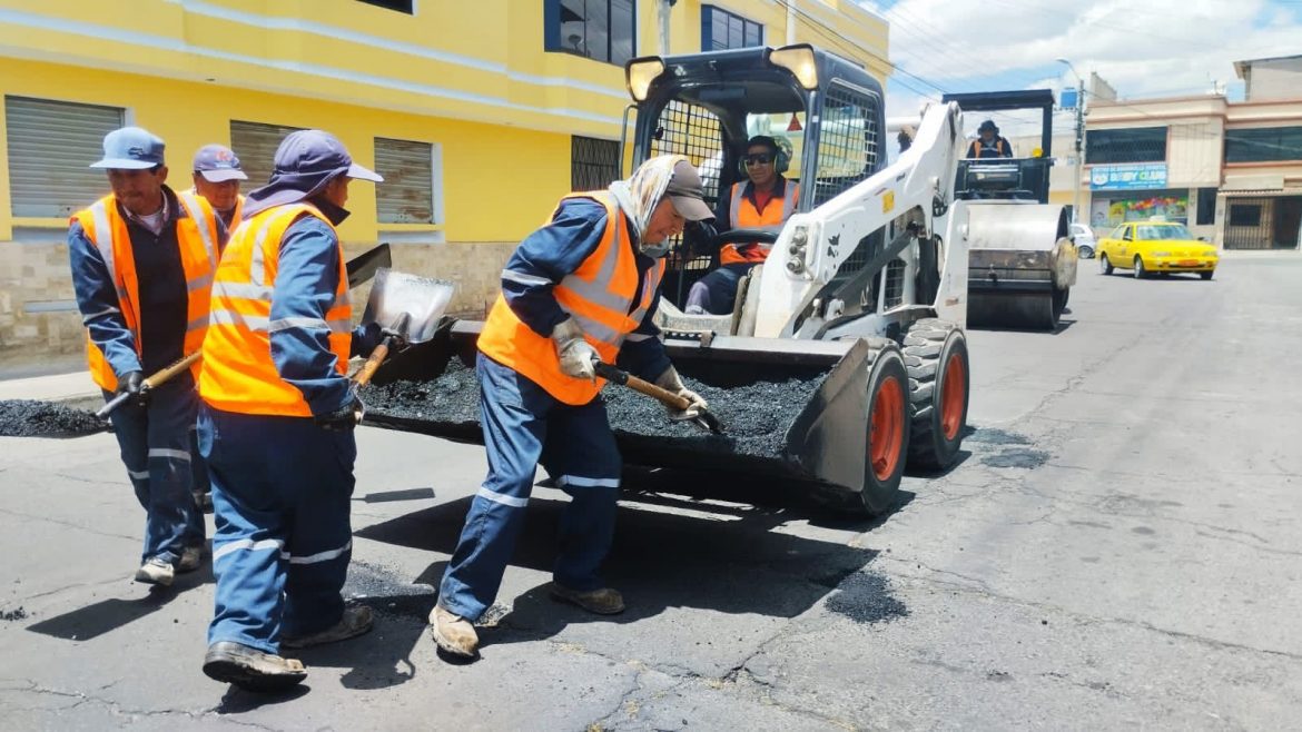 LA ALCALDÍA CIUDADANA CONTINÚA CON EL PROGRAMA DE BACHEO DE LA CIUDAD