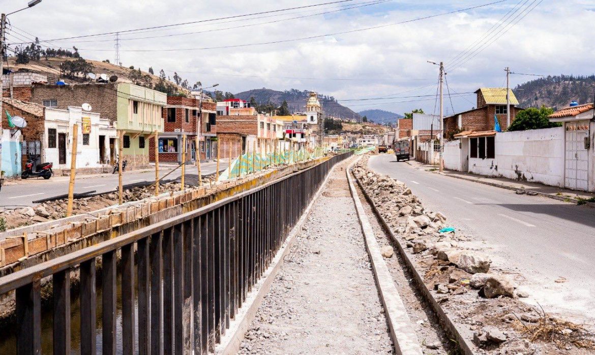 Continúan los trabajos de la construcción del boulevard en la parroquia de Yaruquíes