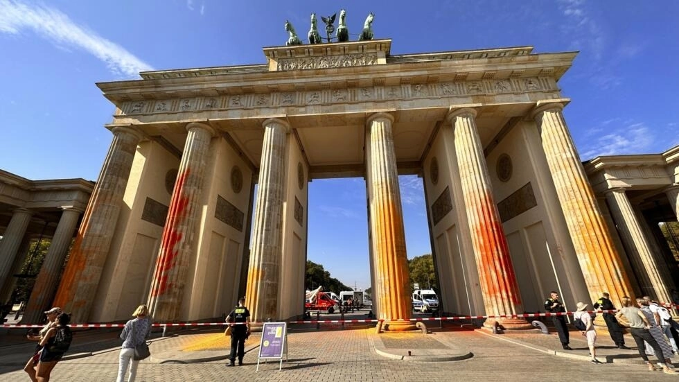 En Berlín, activistas medioambientales pintan con aerosol la Puerta de Brandenburgo