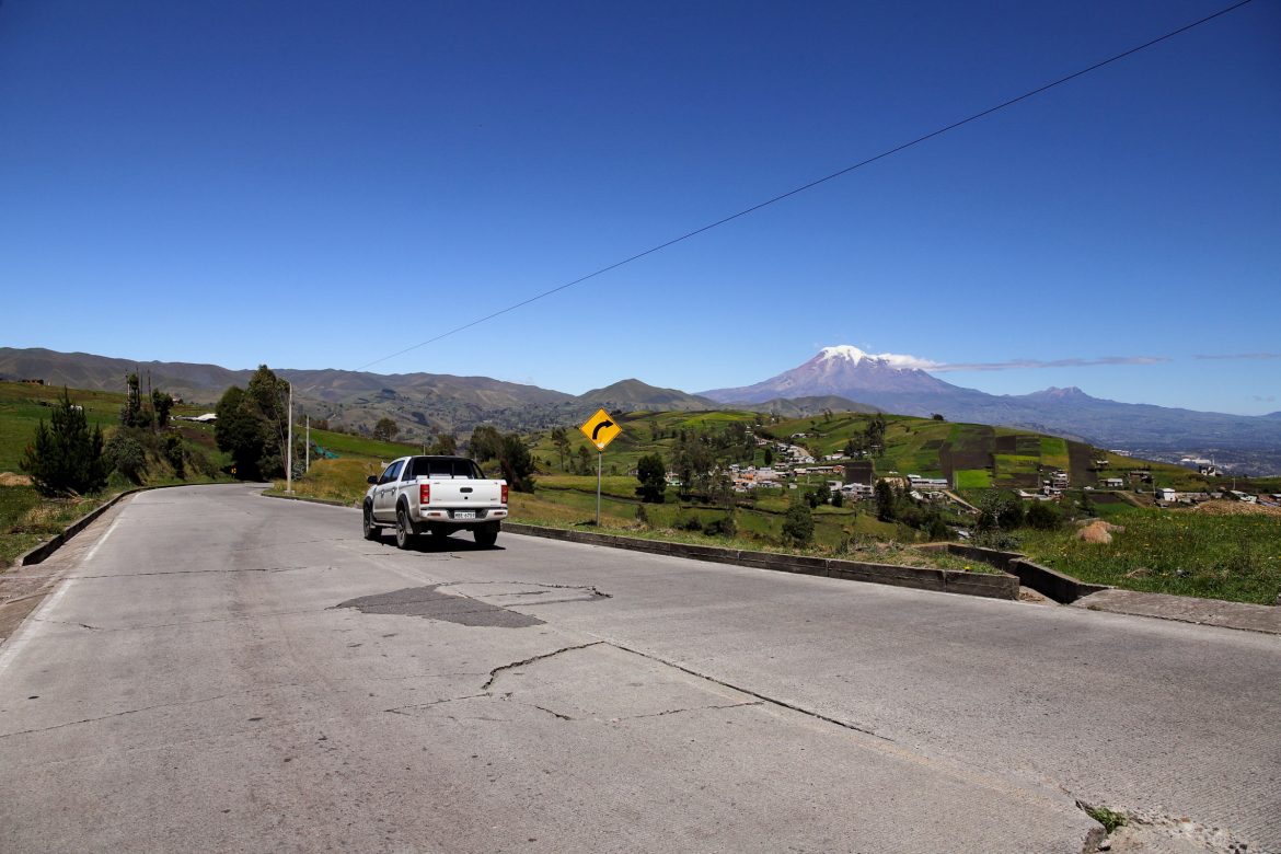 Mapeo a la red vial para soluciones urgentes señala el Ministro de MTOP durante agenda en Chimborazo