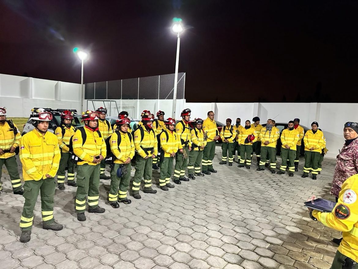 Bomberos Riobamba apoya en el control del incendio de la reserva ecológica “El Ángel”.