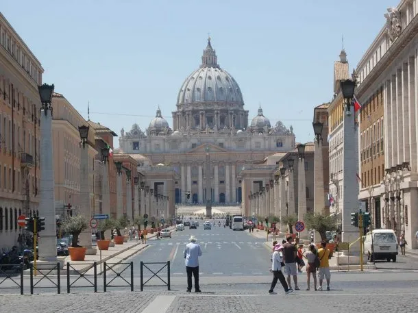 El Vaticano condenó a un sacerdote a dos años y medio de prisión por corrupción de menores