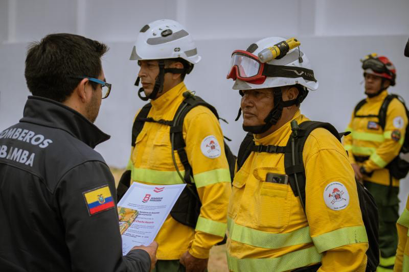 Bomberos Recibieron reconocimientos por sus labores en el incendio forestal en el Carchi