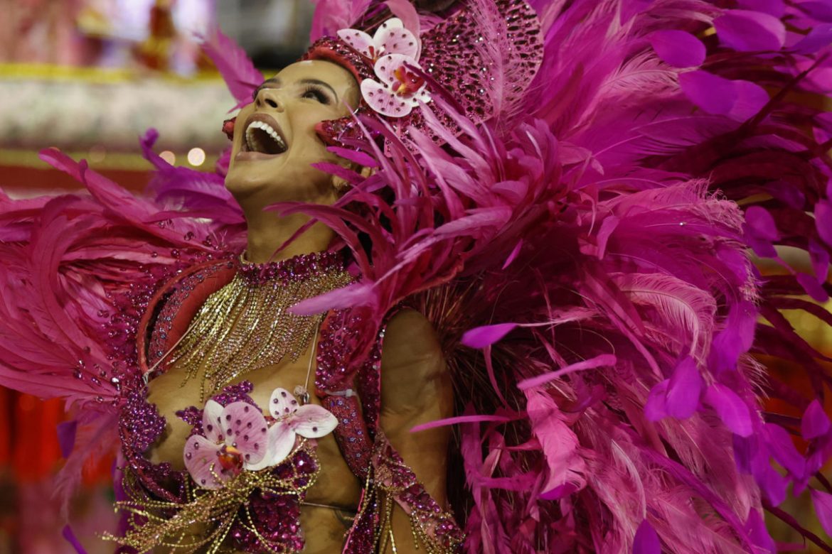 São Paulo arranca Carnaval con samba y comparsas callejeras
