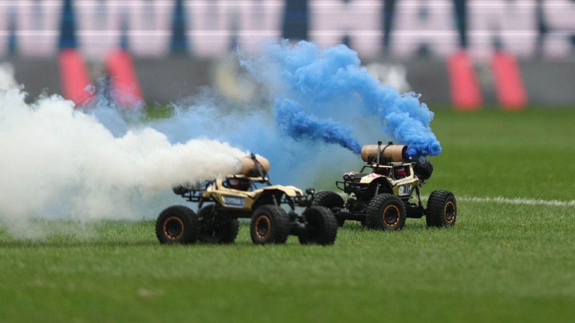 Autos a control remoto con bengalas de humo: la singular medida de protesta que frenó un partido en Alemania