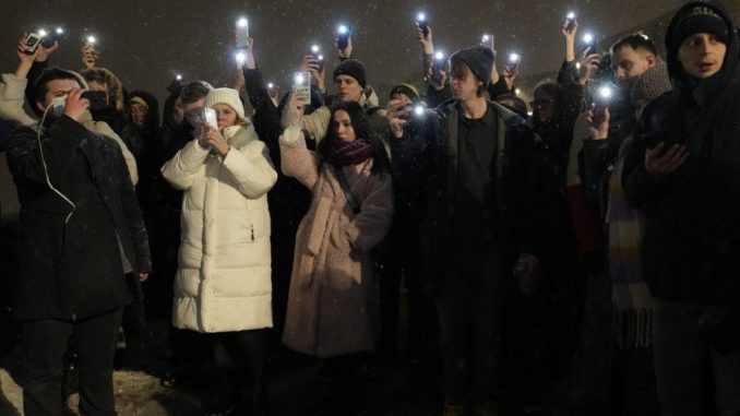 Más de cien rusos detenidos en protestas por muerte de Navalni