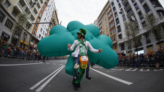 Nueva York celebra con gaitas, tréboles y cerveza el gran desfile de San Patricio