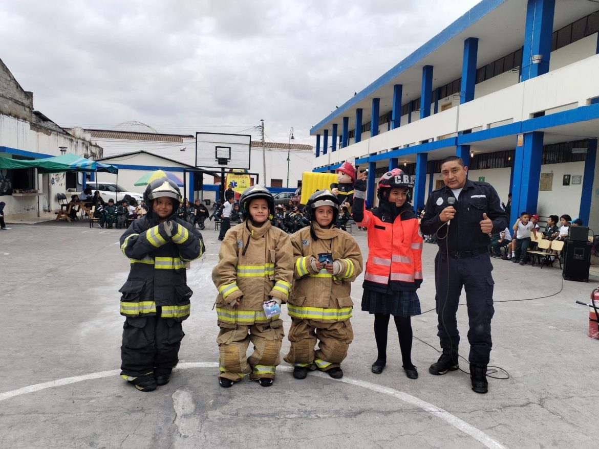 A unidades educativas Bomberos  llega con Hogar Seguro