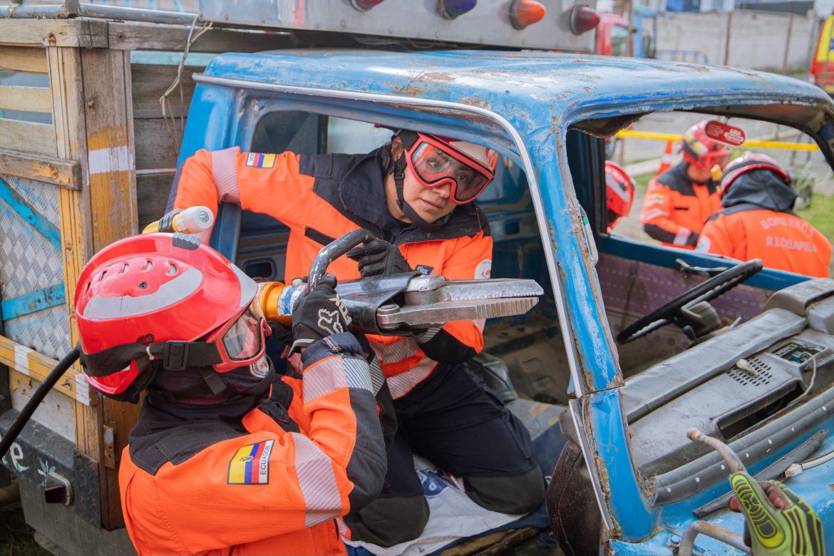 Práctica de Rescate Vehicular Fortalece Capacidades del Cuerpo de Bomberos de Riobamba