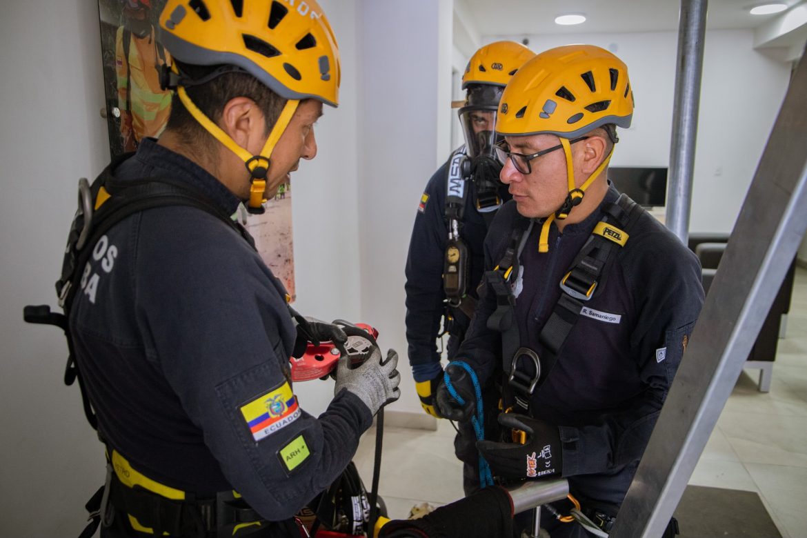 El Cuerpo de Bomberos de Riobamba refuerza habilidades con práctica de rescate en espacios confinados