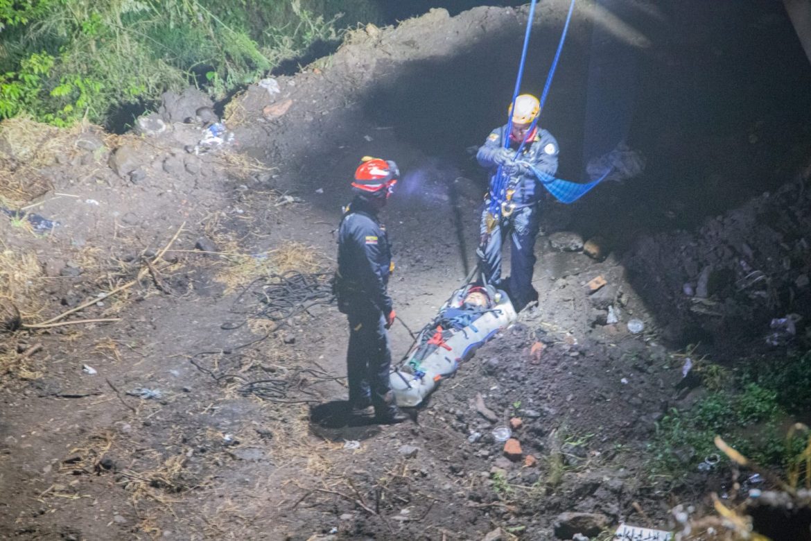 Bomberos de Riobamba fortalece sus capacidades con práctica de rescate en alturas