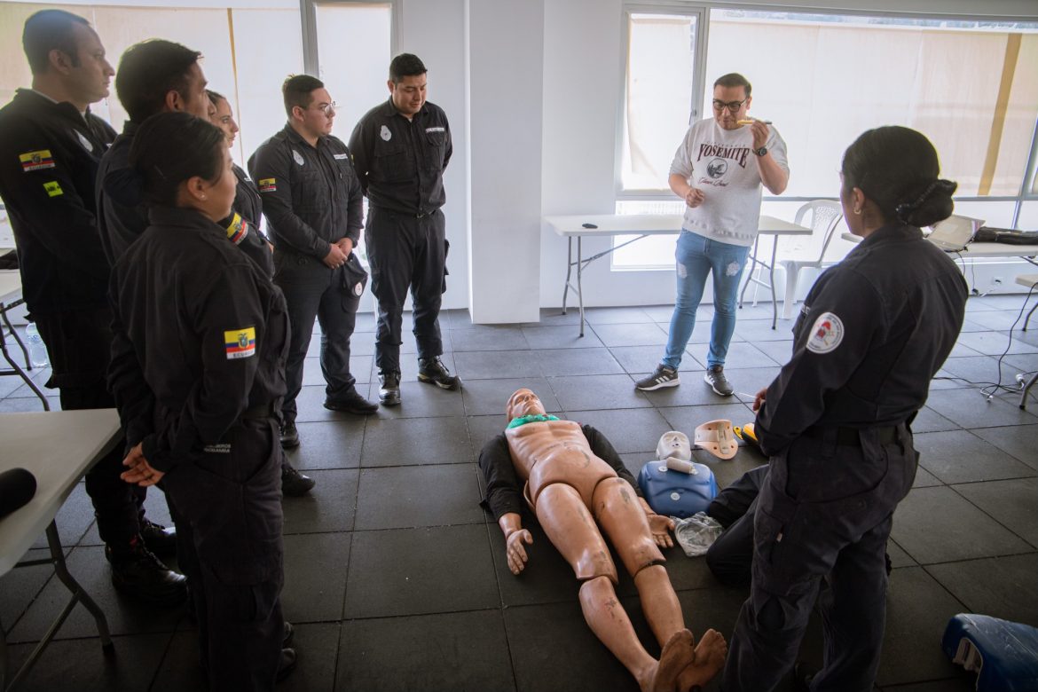 Tecnicos de los Bomberos Riobamba se capacitan  en atención prehospitalaria