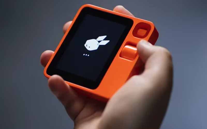Qué ha pasado con Rabbit R1, el asistente con IA que busca reemplazar a los móviles