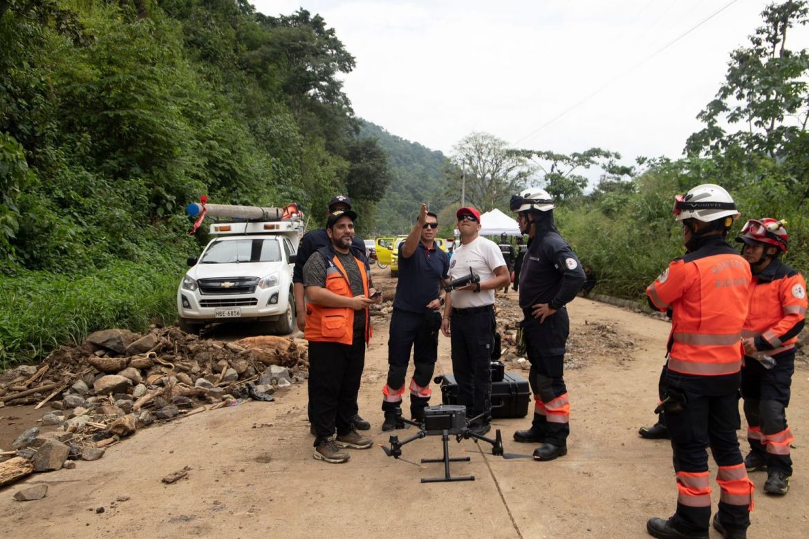 Bomberos brindan ayuda en los deslizamientos de tierra en Cumandá.