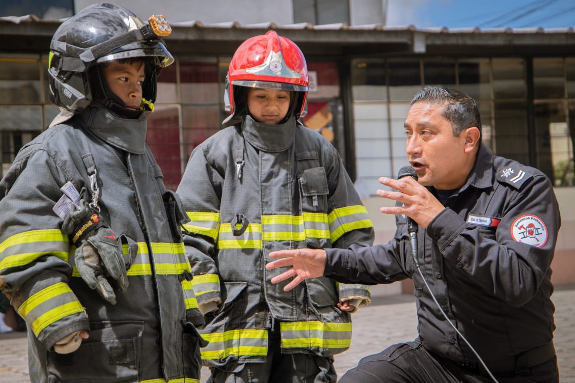 El Cuerpo de Bomberos de Riobamba lleva la Campaña Hogar Seguro a la Unidad Educativa García Moreno