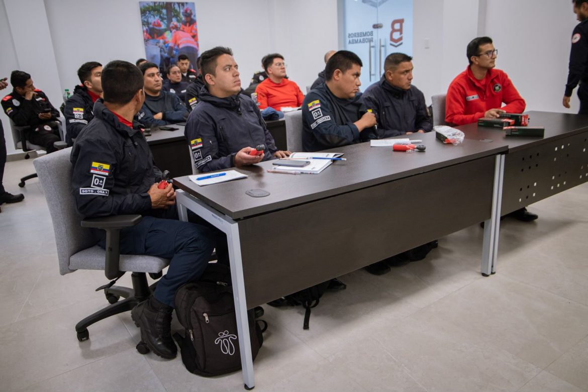 Cuerpo de Bomberos de Riobamba brinda capacitación a miembros de los Bomberos de Ambato