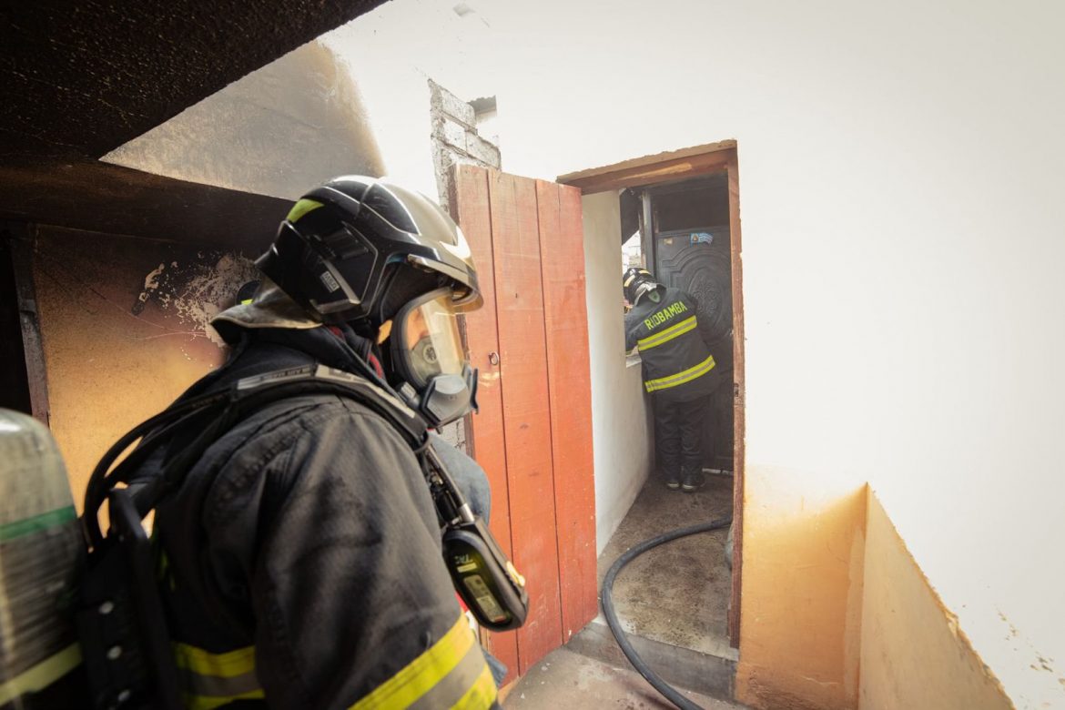 Incendio estructural atendido por uniformados en Riobamba