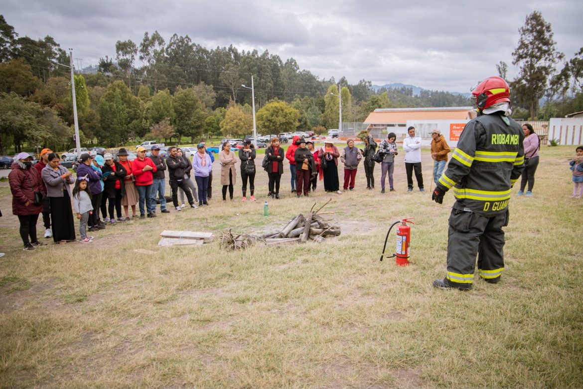Capacitación sobre prevención de incendios y manejo de extintores en el mercado La Esperanza