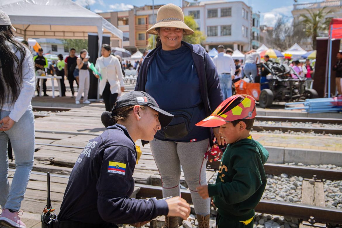 Participación de los Bomberos de Riobamba en la Feria de Seguridad