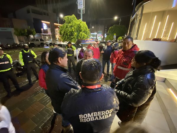 Operativo de control de permisos de funcionamiento realizado por los Bomberos de Riobamba