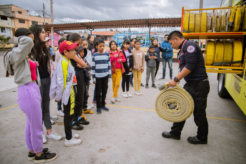 Bomberos Riobamba generan prevención en niños del cantón