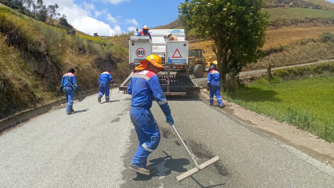 Prefectura de Chimborazo rehabilita la vía Santo Tomás – Achullay en el cantón Guamote
