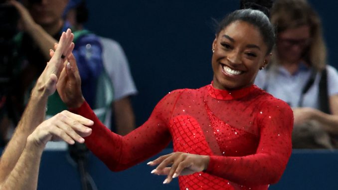 Simone Biles gana en sesión continua