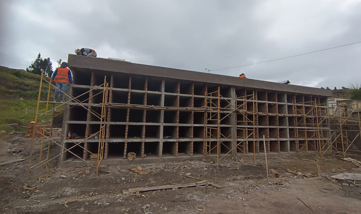 Construcción de nuevas bóvedas en la comunidad de Naubug-Flores