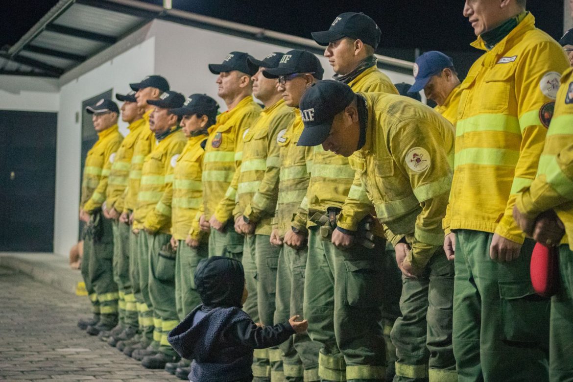 Retornaron los 25 bomberos de Riobamba que combatieron en el incendio forestal en Quito