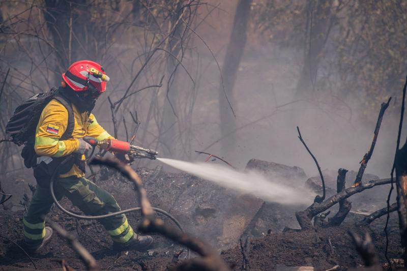 Bomberos Riobamba continúan trabajando en el incendio forestal en Quito