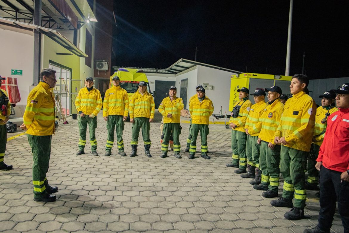 Bomberos Riobamba brindan apoyo en incendio forestal en Guápalo
