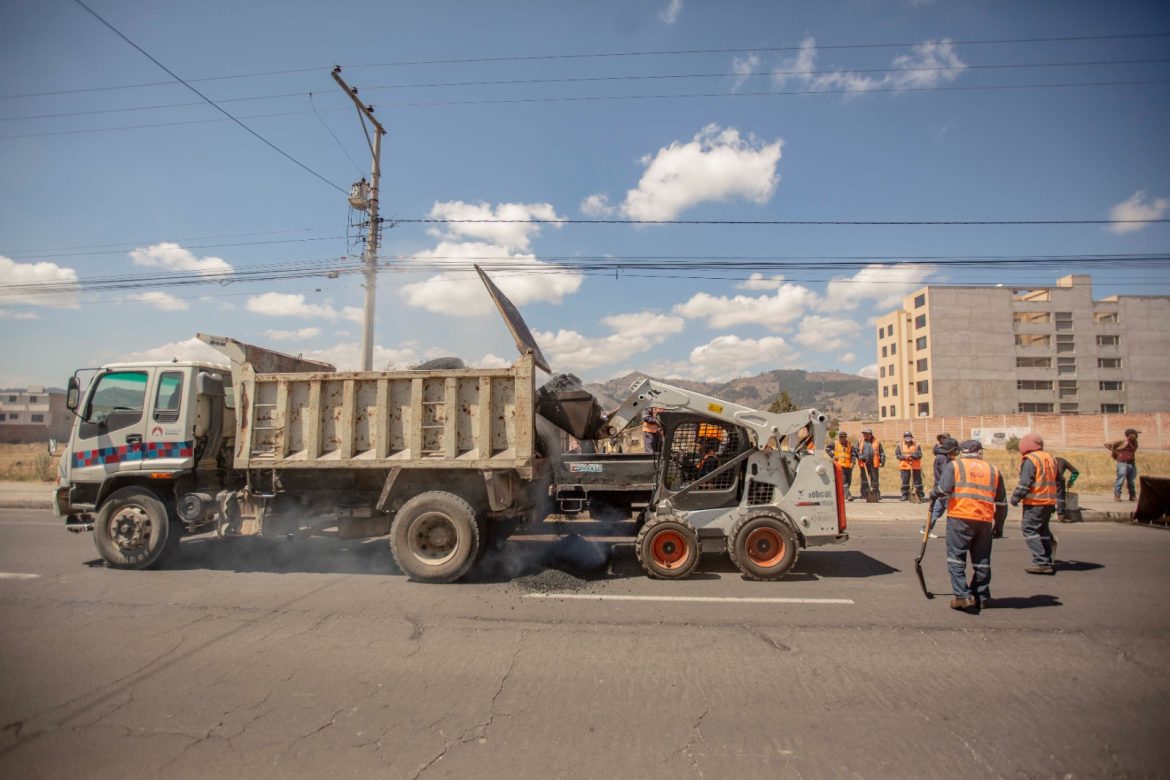 Las labores de bacheo en Riobamba continúan
