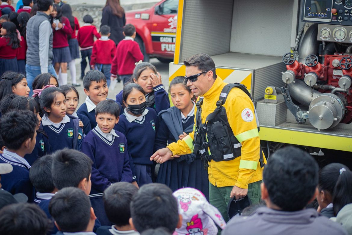 Bomberos de Riobamba participan en la Feria de Prevención de Riesgos en Mulaló