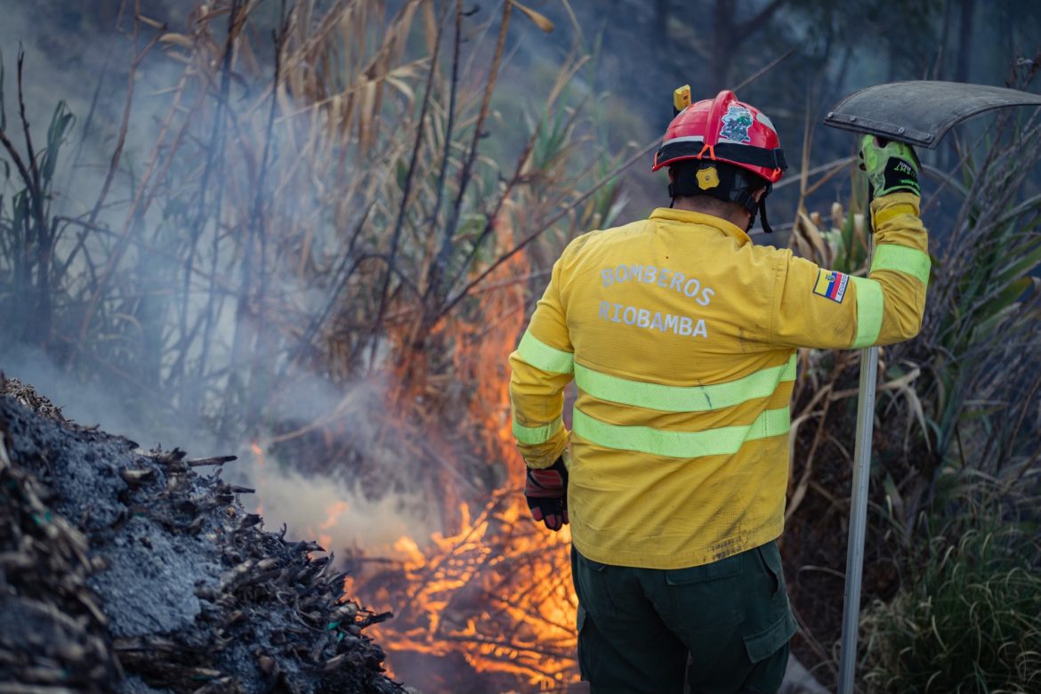 Incendio forestal en Tunshi San Nicolás consume dos hectáreas y moviliza al Cuerpo de Bomberos de Riobamba