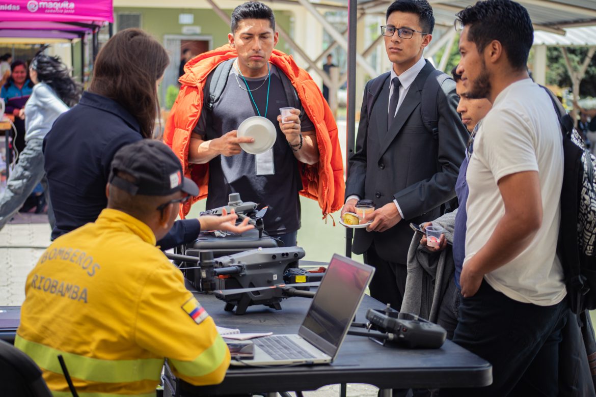 Bomberos de Riobamba comparten innovadoras estrategias y tecnología contra incendios forestales en Congreso Latinoamericano