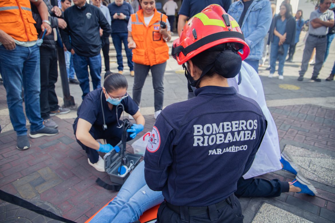 Bomberos de Riobamba realizan simulacro de incendio estructural en la Empresa Eléctrica
