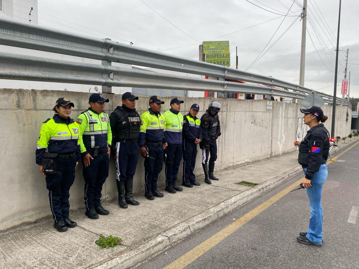 Movilidad incrementa operativos de control para evitar la invasión de la ciclovía en Riobamba
