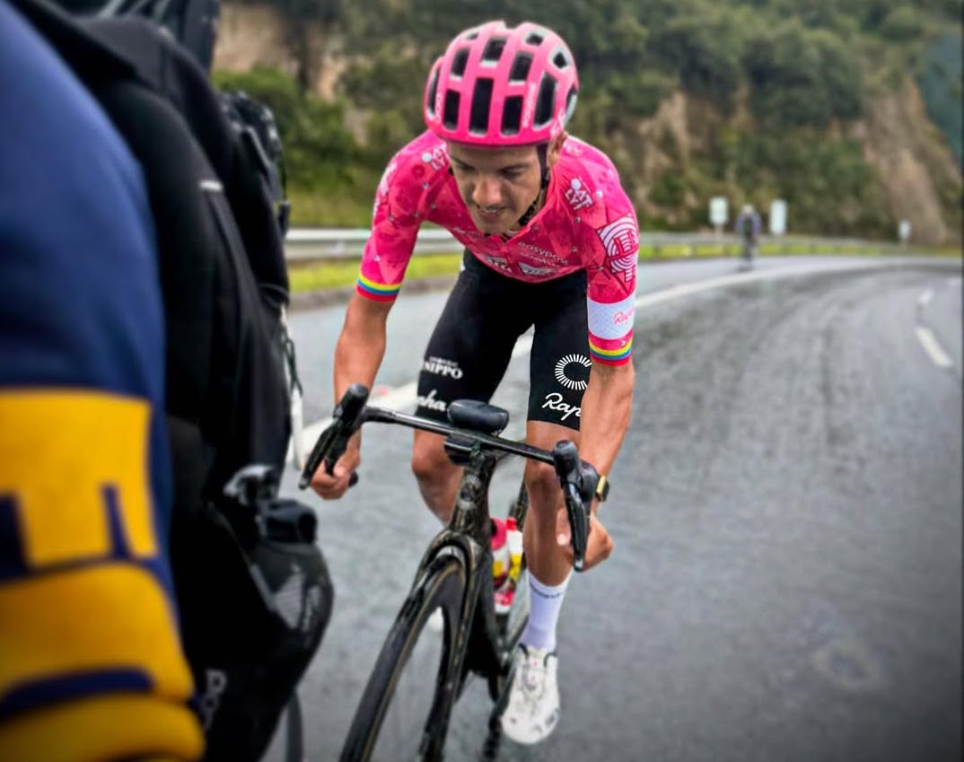 Richard Carapaz va por su segunda maglia rosa en el Giro 2025