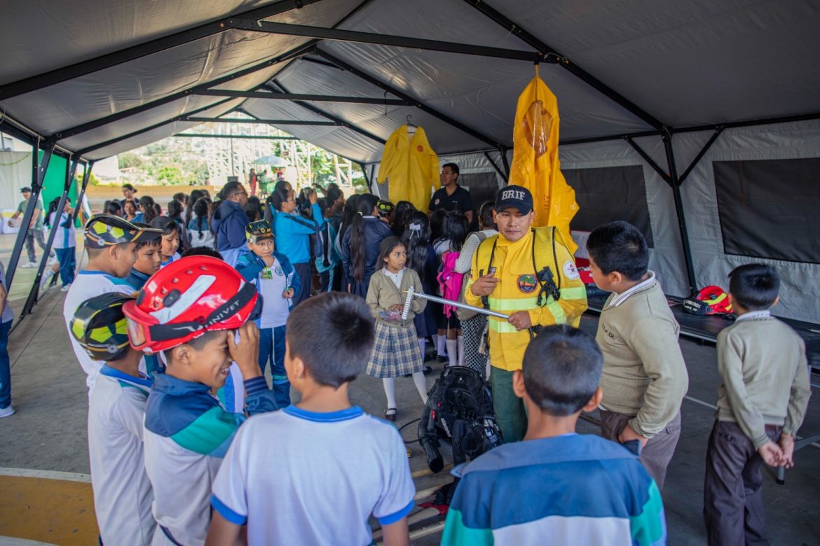 Bomberos de Riobamba realizaron Feria de Prevención en el cantón Pallatanga