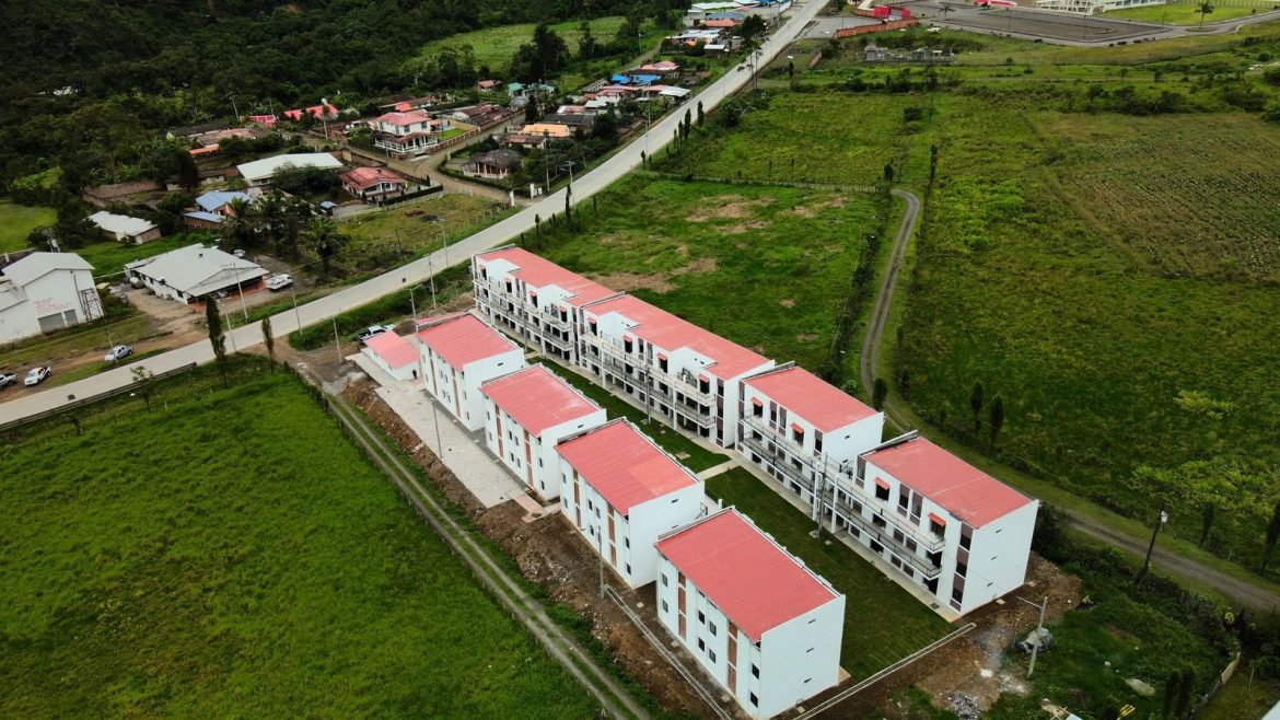 Ministro constató el avance de trabajos en la vía Balbanera – Pallatanga – Cumandá y el Proyecto Habitacional Pallatanga