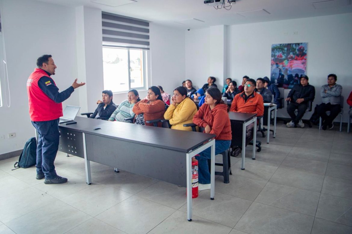 Bomberos de Riobamba fortalecen acciones de prevención de incendios en instituciones, sectores productivos y espacios comunitarios