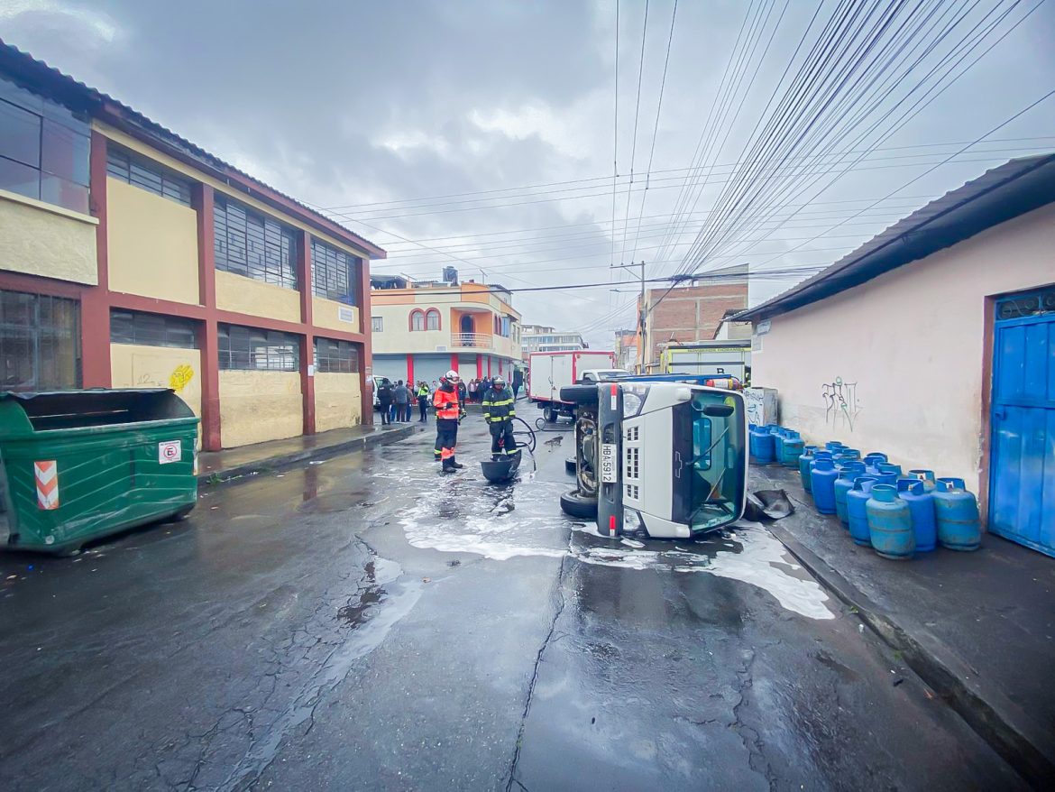 Bomberos de Riobamba atendieron emergencia por choque de camiones en el sector del mercado Dávalos