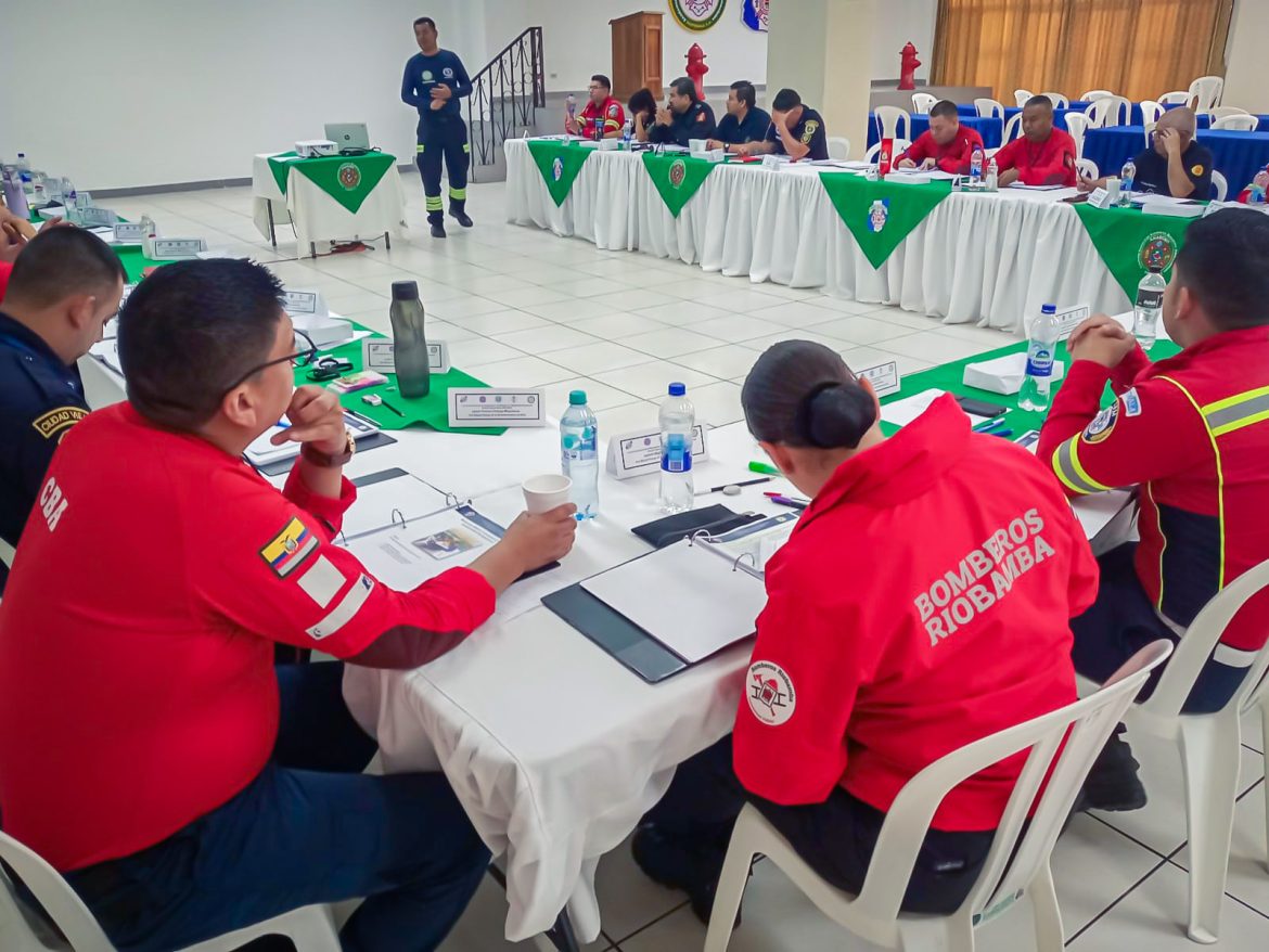 Bomberos de Riobamba fortalecen sus capacidades operativas en curso internacional sobre materiales peligrosos