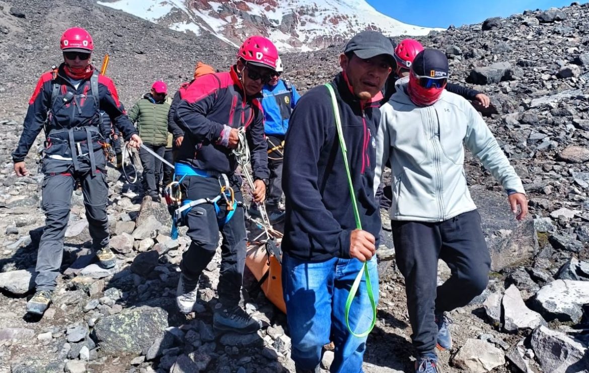 GERAM de Bomberos de Riobamba realizó operativo de búsqueda y rescate en el nevado Chimborazo
