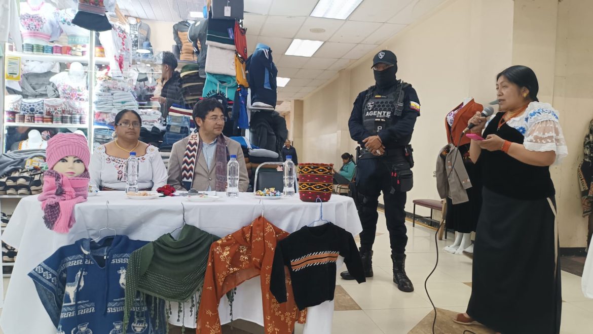 Comerciantes de la sección tejidos del Centro Comercial Popular La Condamine recibieron un nuevo cielo raso