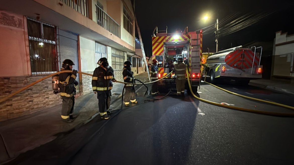 Bomberos de Riobamba controlaron incendio estructural en vivienda del centro de la ciudad
