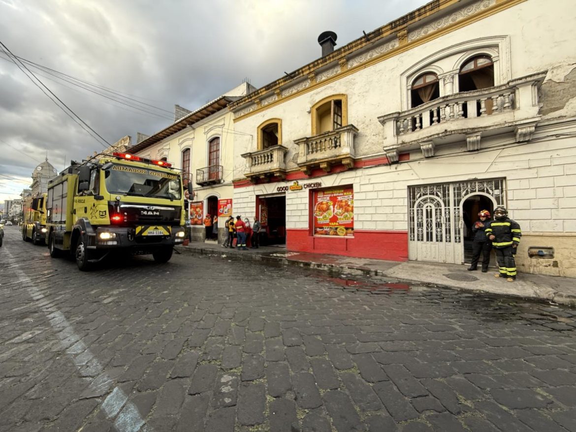 Bomberos de Riobamba controlaron incendio en local de expendio de alimentos