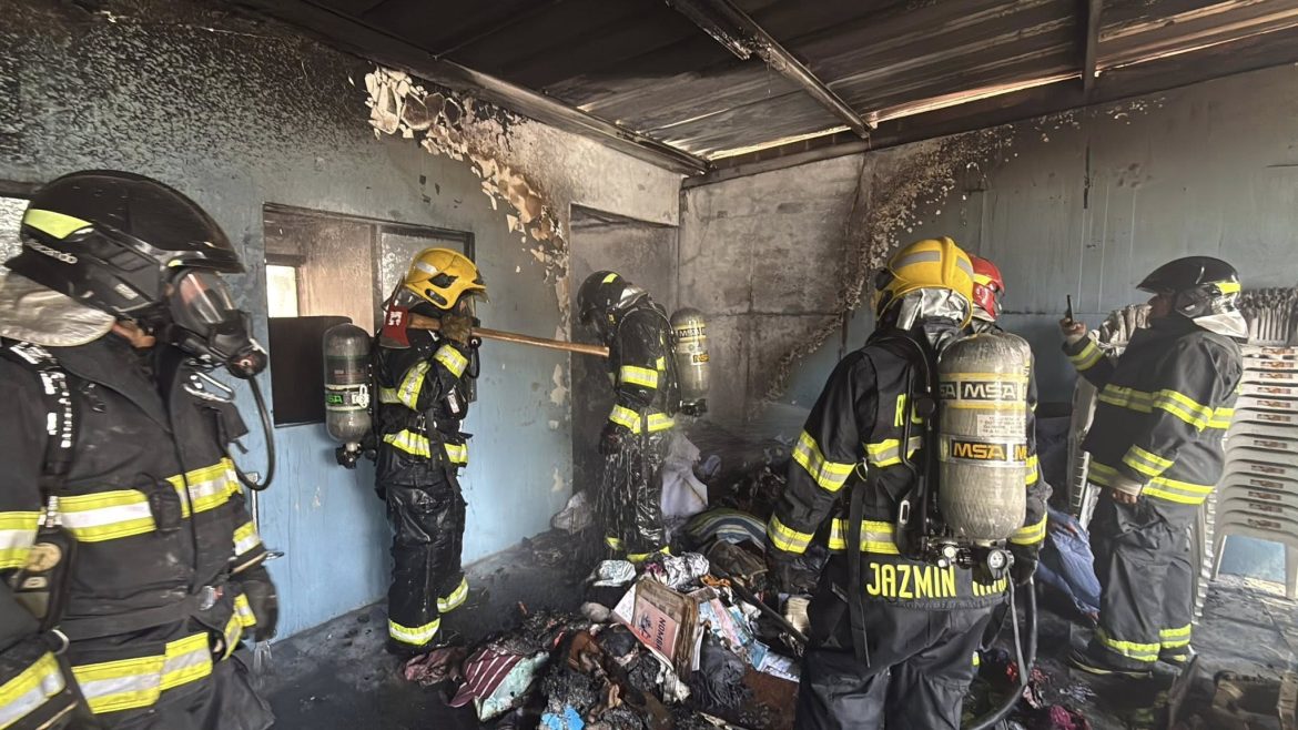 Bomberos de Riobamba controlaron incendio estructural en el centro de la ciudad