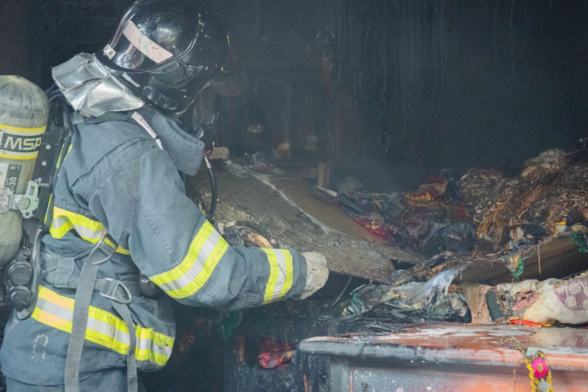 Cuerpo de Bomberos de Riobamba controló incendio estructural en local comercial